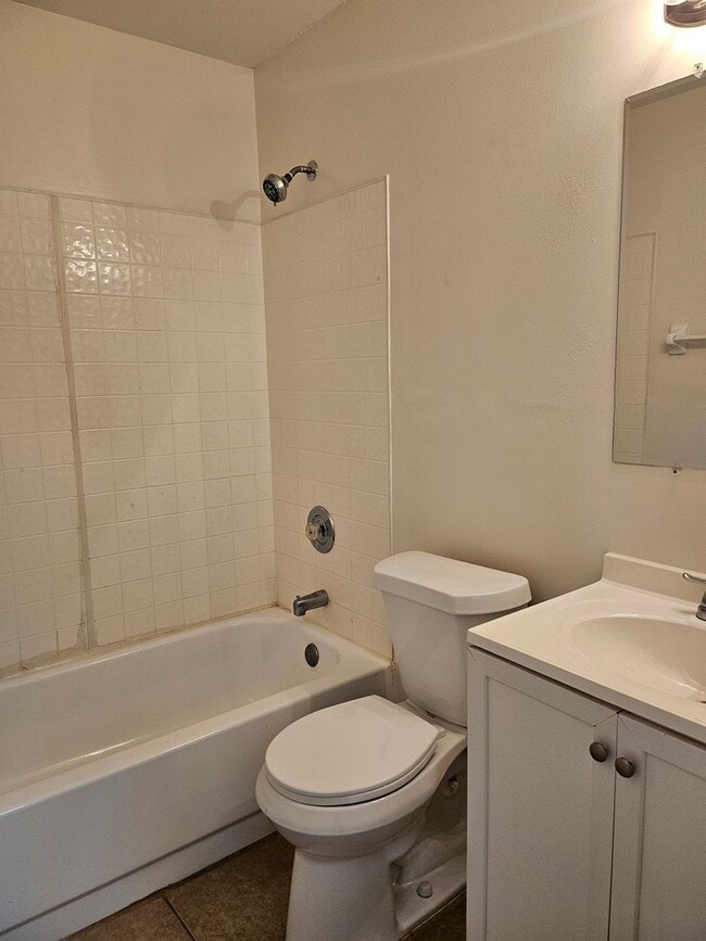 Building Photo - $1250 - 3/2/1 - Collins Road near the Base.