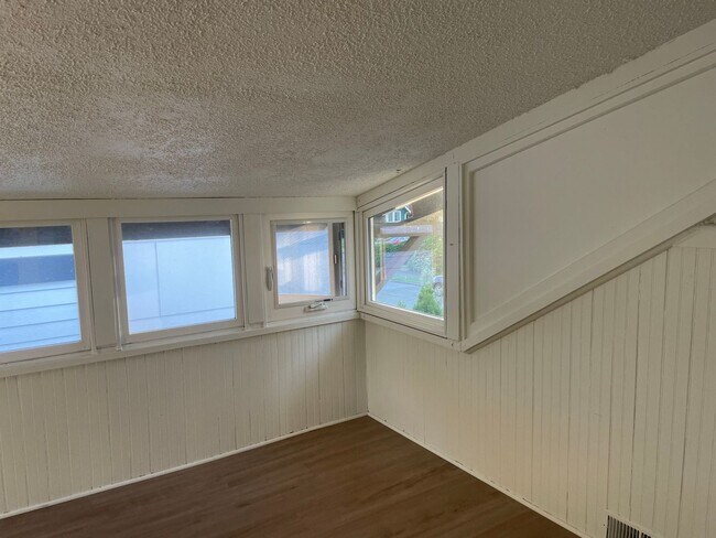 Building Photo - Welcome Home 3b/1ba Updated Home