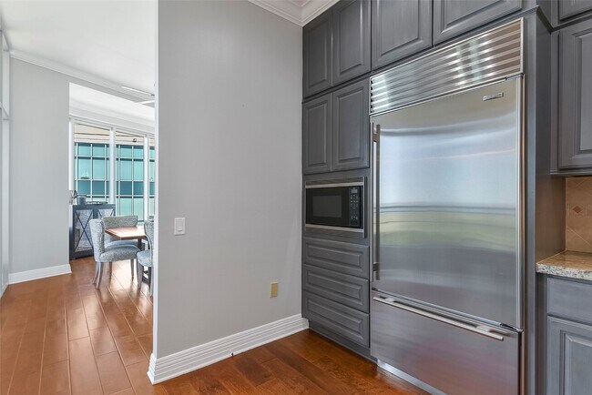 Building Photo - 801 E Beach Dr