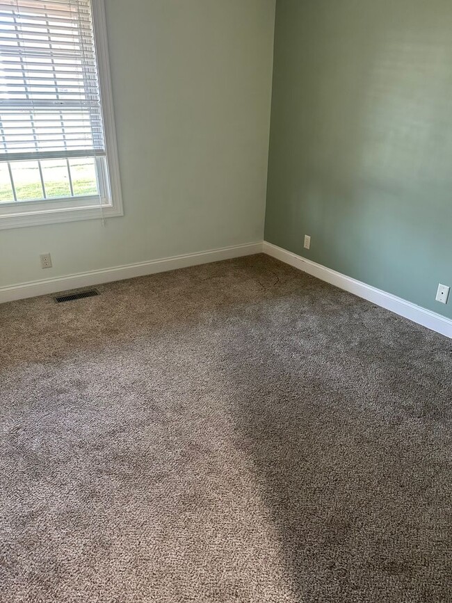 Building Photo - Welcome to this stunning 4 bedroom, 3 bath...