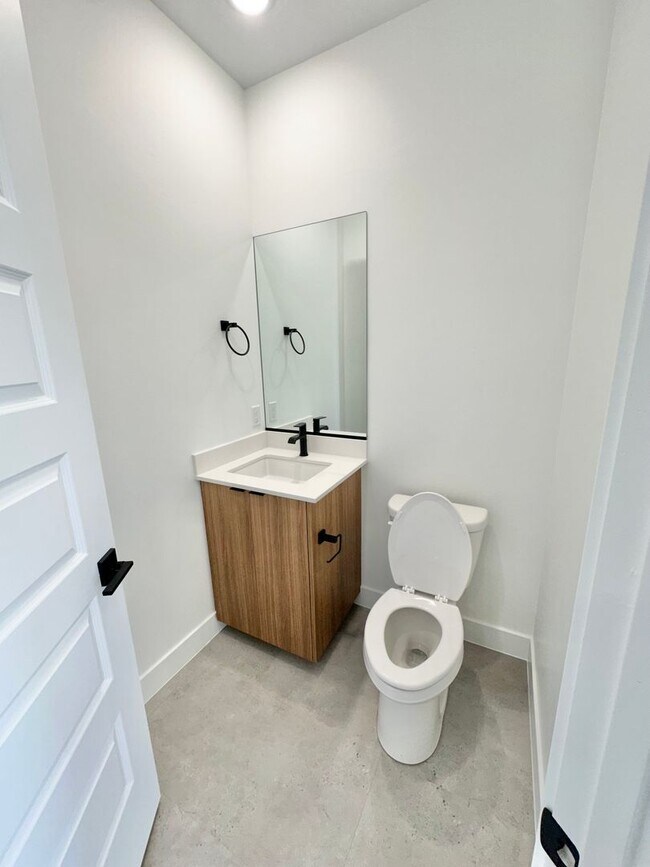 Building Photo - PET FRIENDLY!! HURRICANE TOWNHOME!