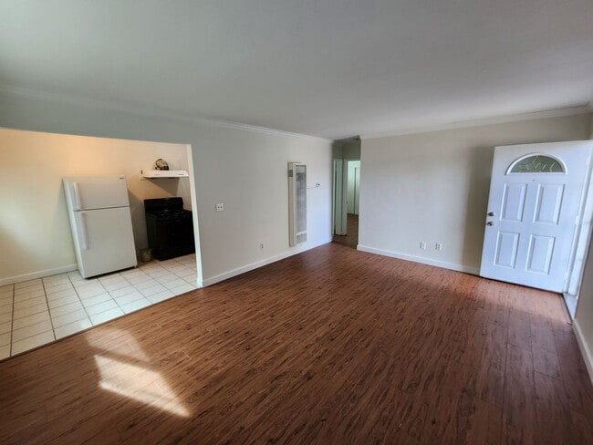 Building Photo - *** MOVE IN SPECIAL $500 OFF FIRST MONTH'S Rent *** Remodeled 2 Bedroom Condo