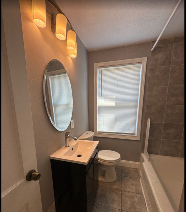 Building Photo - 3 BEDROOM HOME RENOVATED!