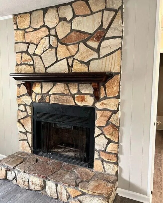 Building Photo - Cozy 3-Bedroom, with chain link fence and fireplace!