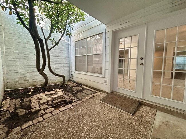 Building Photo - 2456 Country Club Dr