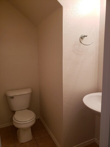 Building Photo - 8209 Swan Park Dr