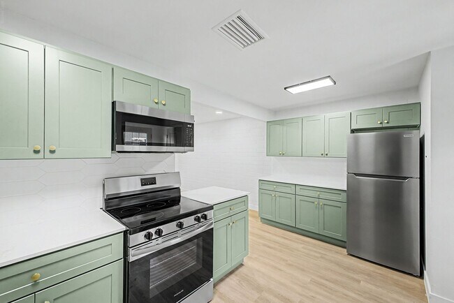 Building Photo - Gorgeous 2 Bed + Bonus Room | Large Private Yards | Resort Pool | 8 Weeks Free Rent!