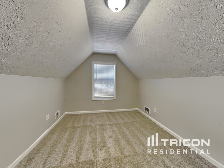 Building Photo - 360 Valley View Dr