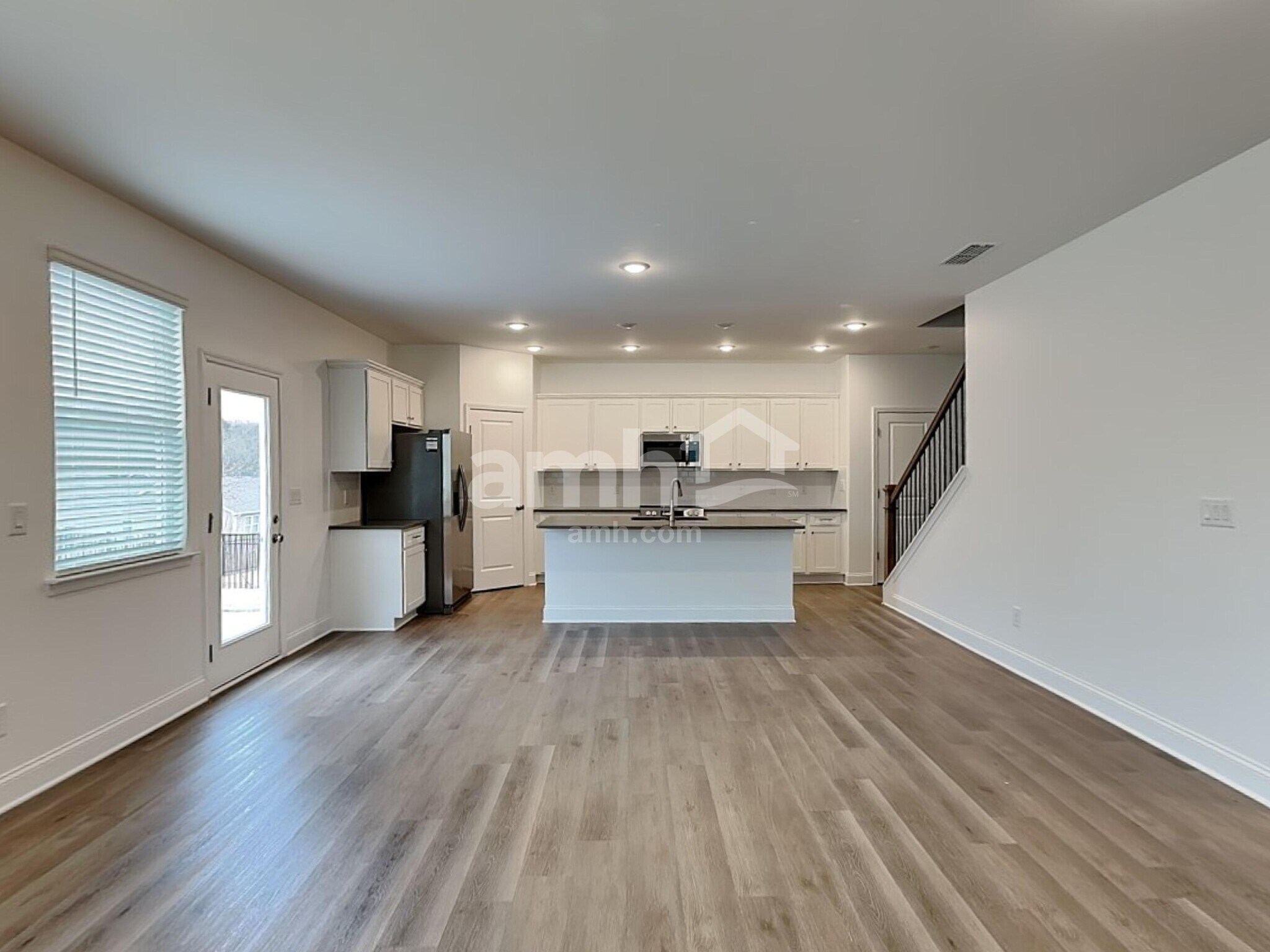 Building Photo - 483 Pointe Dr