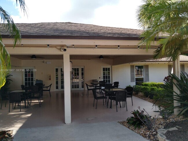 Building Photo - 555 Oaks Ln