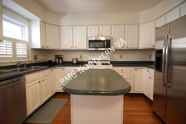 Building Photo - 2304 N Greenbrier Ct