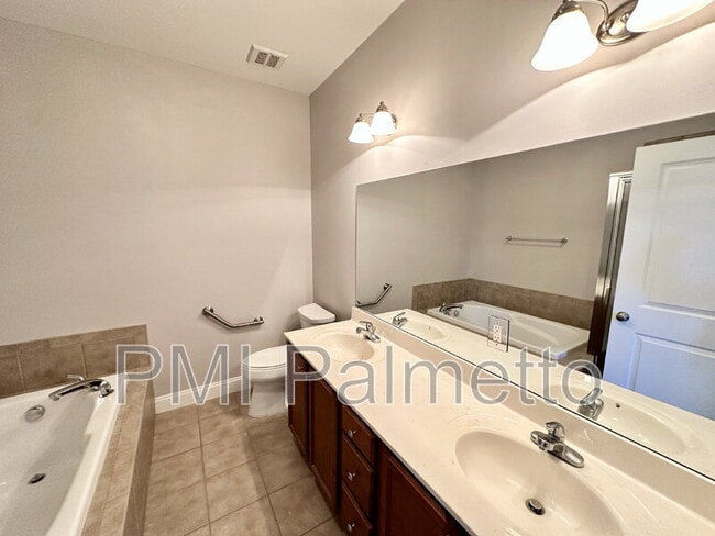 Building Photo - 120 Breezes Dr