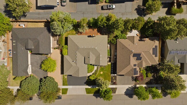 Building Photo - Charming Awbrey Butte Home Available NOW
