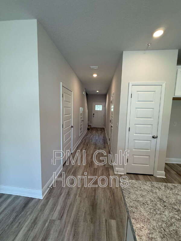 Building Photo - 710-E Giese Ln