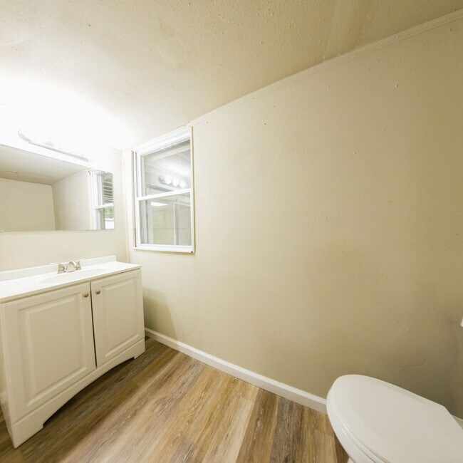 Building Photo - Updated 3 Bedroom 2.5 Bathrooms