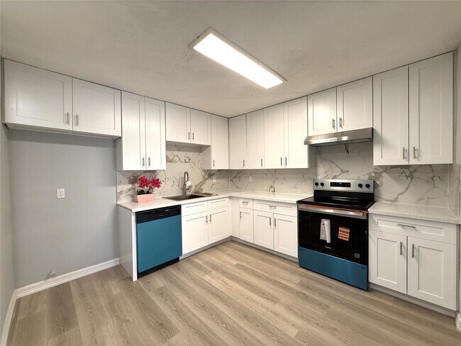 Building Photo - 8322 Sandy Glen Ln