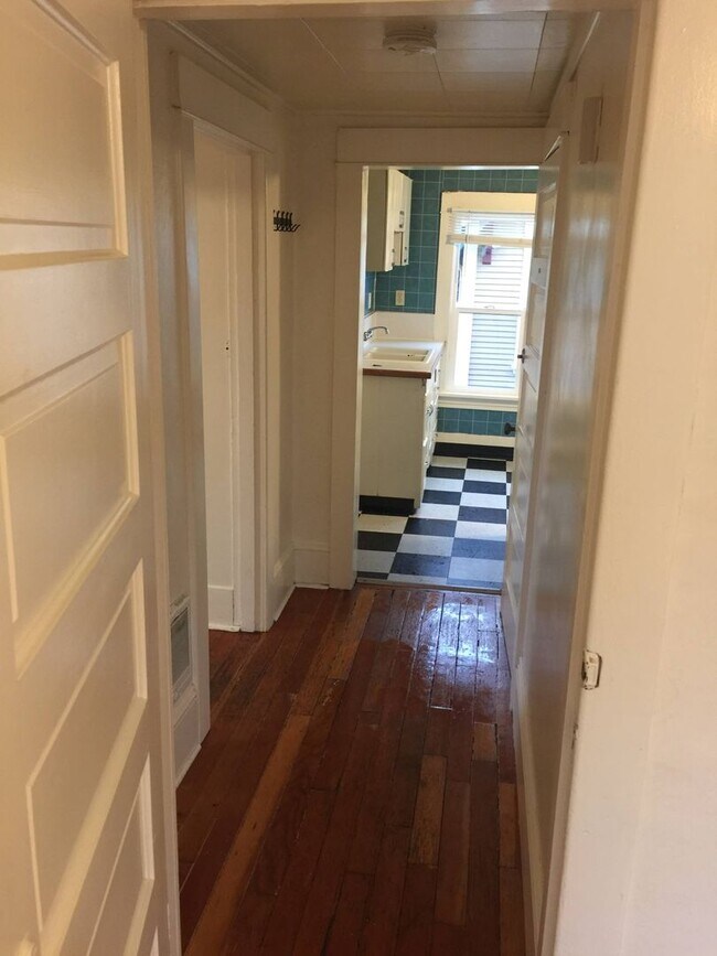 Building Photo - Very unique upper 1bed, great location! Ta...