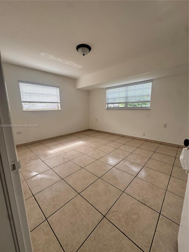 Building Photo - 539 W 40th Pl