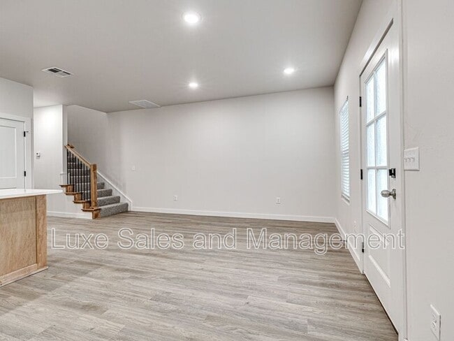 Building Photo - 604 W 2nd St