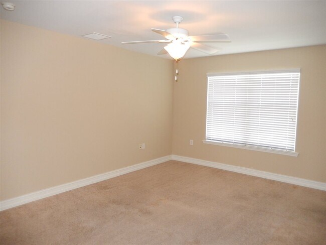 Building Photo - 1520 Crescent Hills Dr