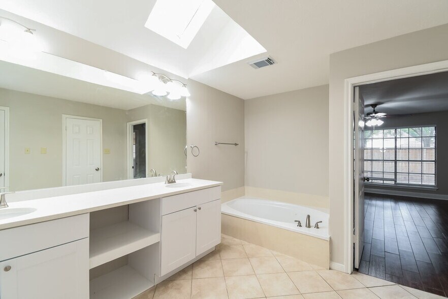 Building Photo - 4765 Oakmont Ct