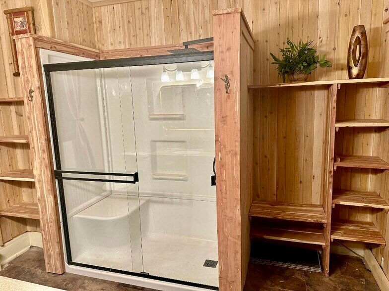 Large walk-in shower - 123 N Broadway Ave