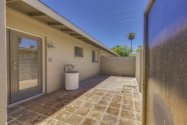 Building Photo - $0 First Month Rent! Remodeled 2 Bed Casita w/ Private Patio, W/D & Pool