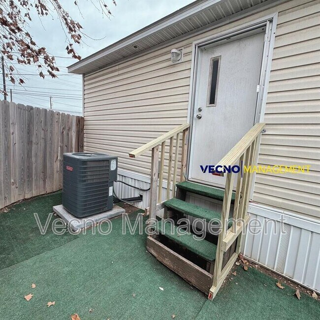 Building Photo - 842 Corinne Dr