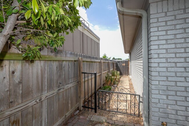 Building Photo - 3 Bed | 2 Bath Duplex in Central Tulsa!
