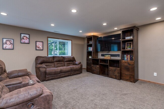 Building Photo - Stunning rambler on Tanager Road!