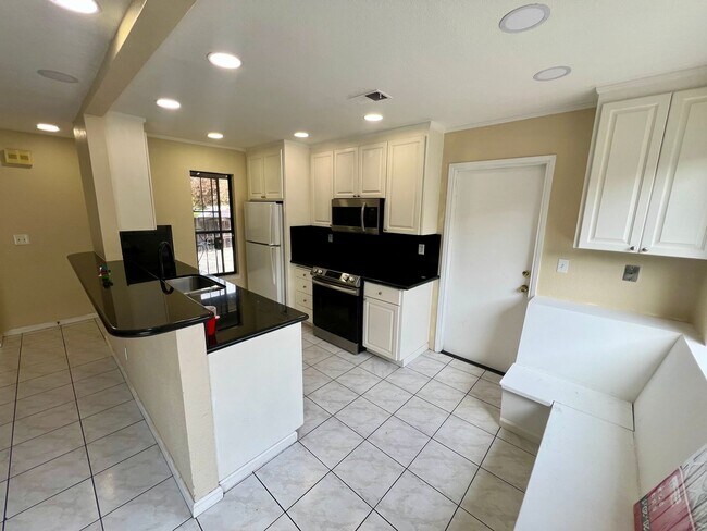 Building Photo - 3 bed 2 bath in Lincoln Village West