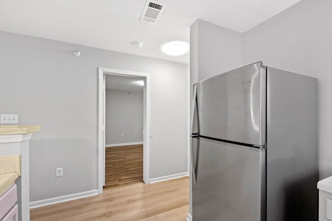 Building Photo - University Woods Retreat: 4 BR/4 Bath minutes to NCSU!