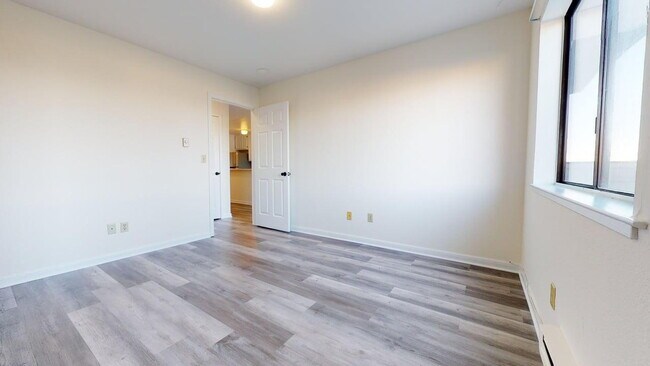 Building Photo - Charming 2BD/1BA Apartment in Prime Neighborhood with Parking