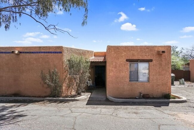 Primary Photo - Charming 2-Bedroom Tucson Home with Privat...