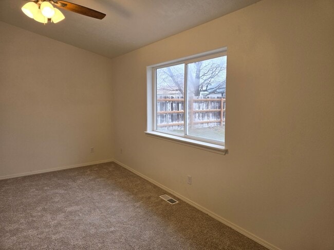 Building Photo - Freshly Updated 3 Bed | 2 Bath Home with Sunroom & Fenced Yard – Twin Falls