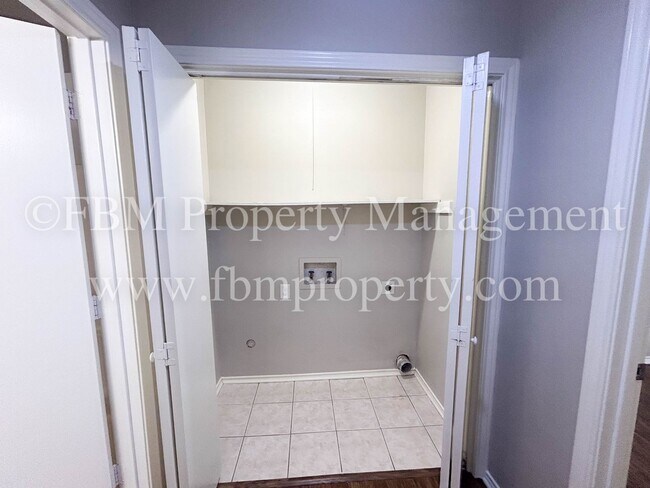 Building Photo - 701-703 Hillcrest Ct