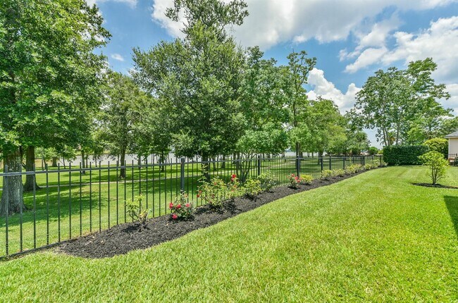 Building Photo - 15914 Cedar Shores Ln