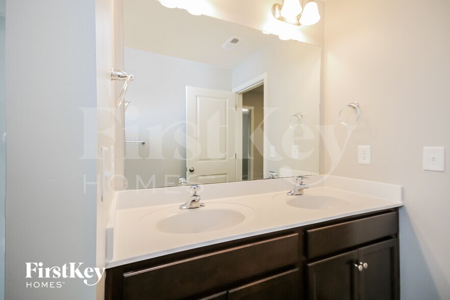 Building Photo - 3232 Newell Vlg Dr