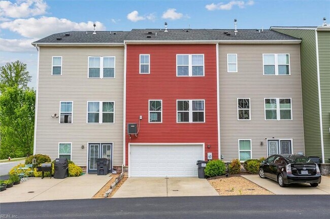 Building Photo - 3 bedroom/ 2 full bathroom and 1 half bathroom -Villages at Candle Station