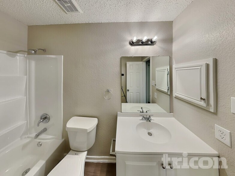 Building Photo - 317 Meandering Way Ct