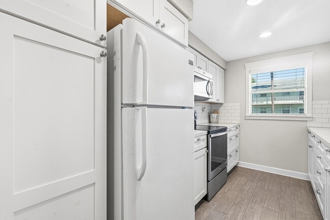 Building Photo - 2440 SW 22nd Ave