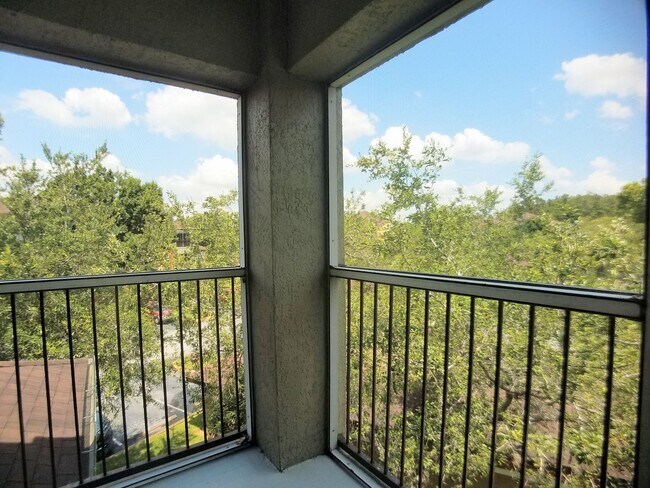 Building Photo - Beautiful 1/1 Wood Floors Condo at The Cre...