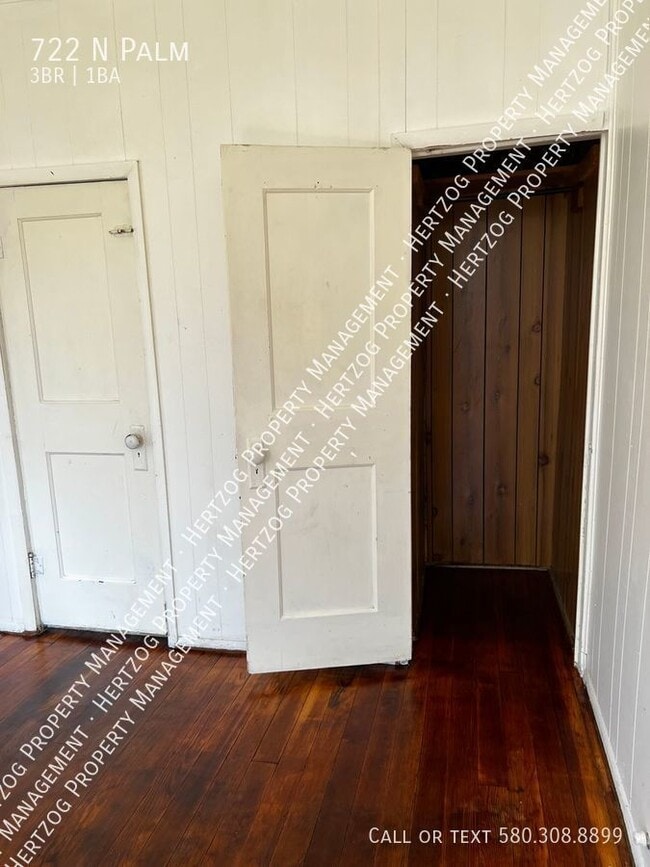 Building Photo - 722 N Palm-