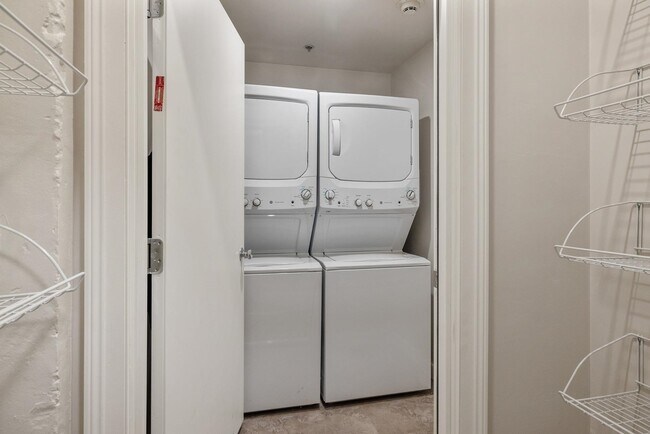 Building Photo - 205 Market St