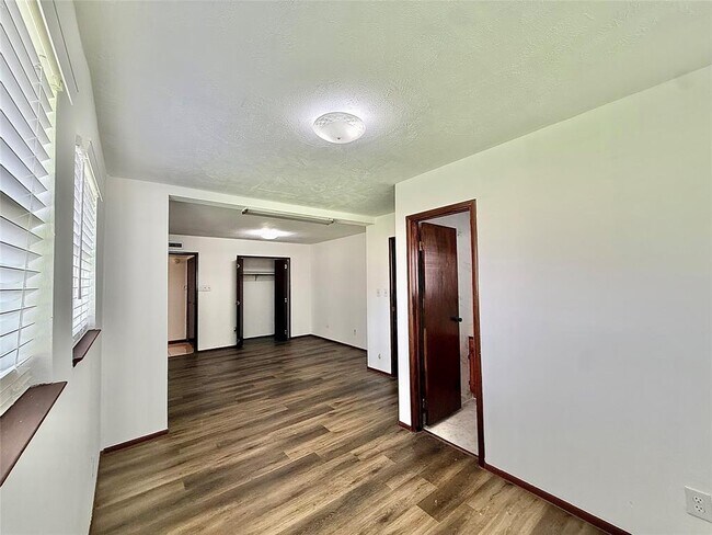 Building Photo - 7111 El Sereno Dr