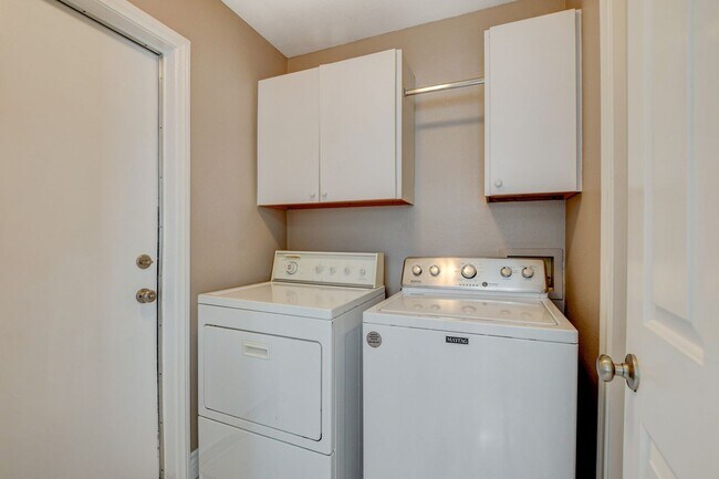 Building Photo - Spacious 4-Bedroom Home in Prime Location!