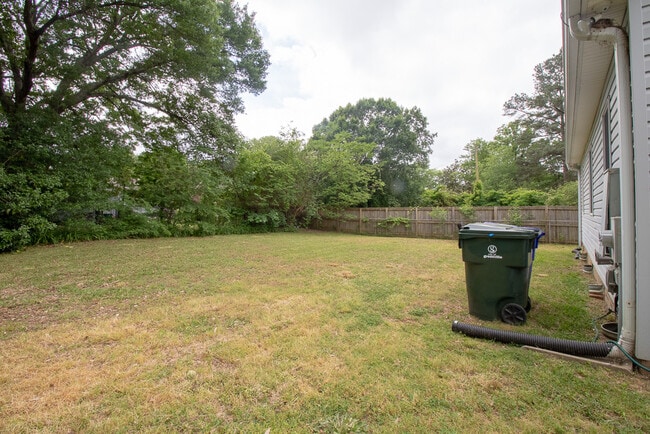 Building Photo - 223 Vintage Ave