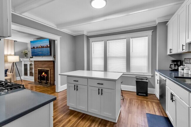 Building Photo - Furnished 3-Bedroom, 2-Bath Upper Unit in North Buffalo