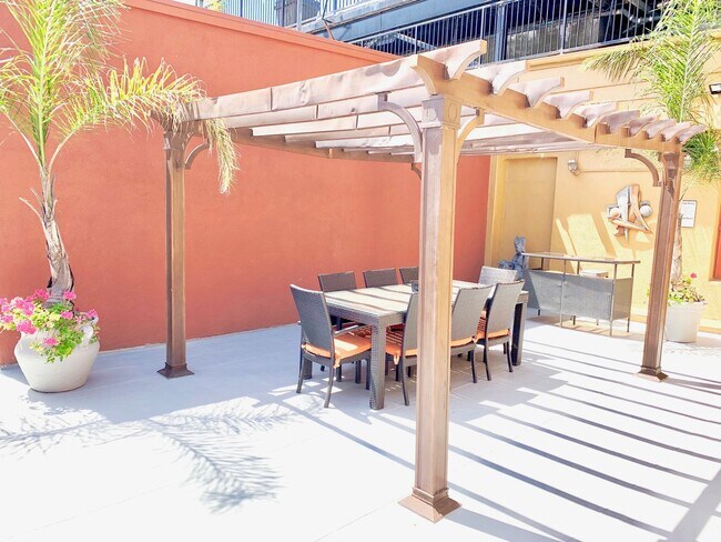 Building Photo - Top floor modern crafted spacious 1 Bed + ...