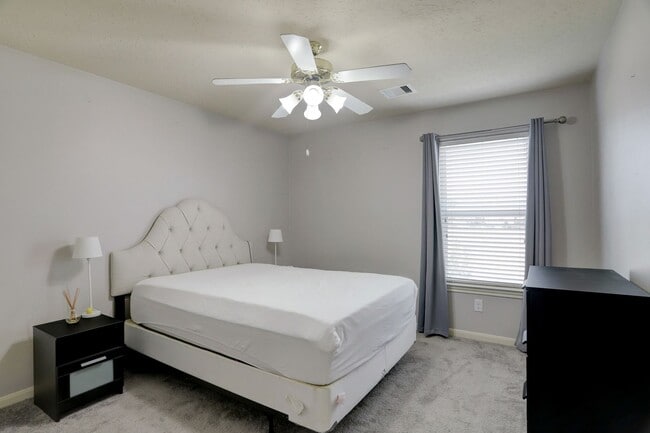 Building Photo - Elegant Two-Story Home in Exclusive Gated ...